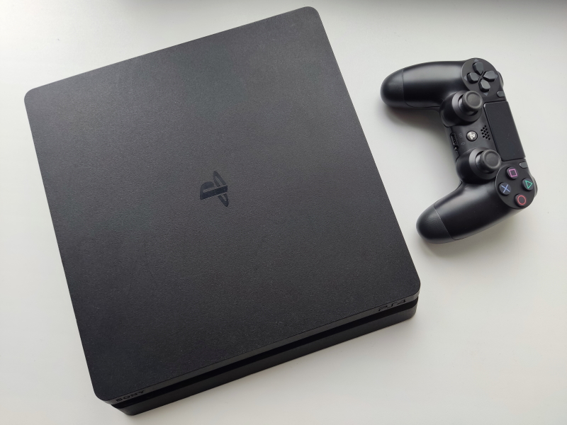  Sony PS4  slim 1Tb